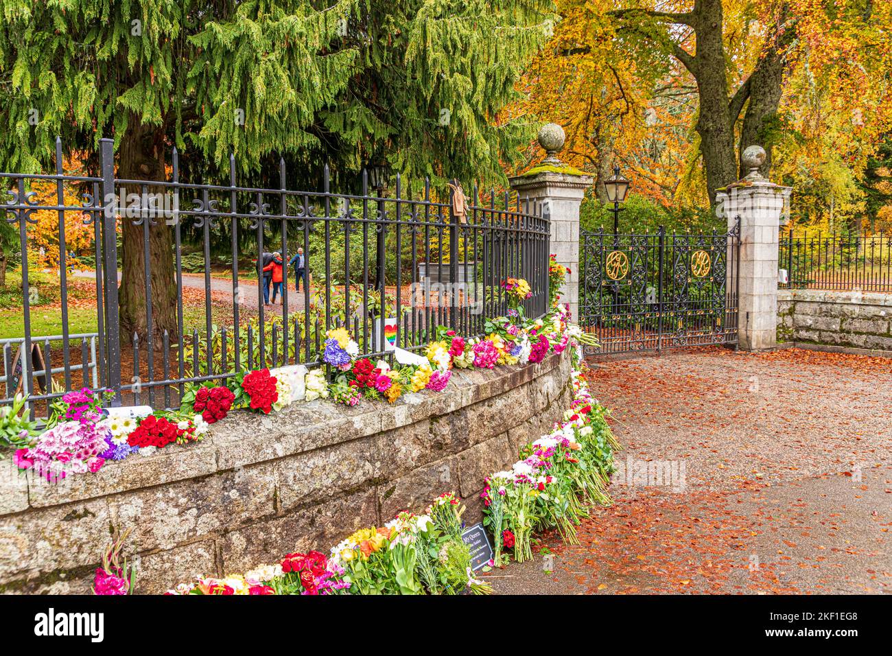 Tributi floreali alla Regina Elisabetta II di HM all'ingresso del Castello Balmoral, Ballater, Aberdeenshire, Scozia UK Foto Stock