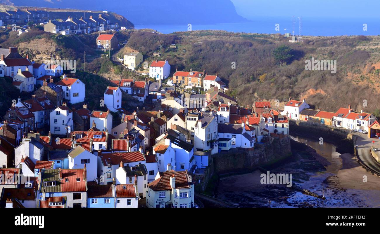 Vista dall'alto dei cottage affollati nello storico villaggio di pescatori di Staithes, North Yorkshire, Regno Unito. Foto Stock