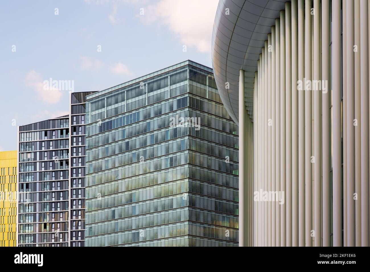 Architettura moderna sull'altopiano di Kirchberg, il quartiere finanziario e bancario del Lussemburgo. Sulla destra Philharmonie Luxembourg. Foto Stock