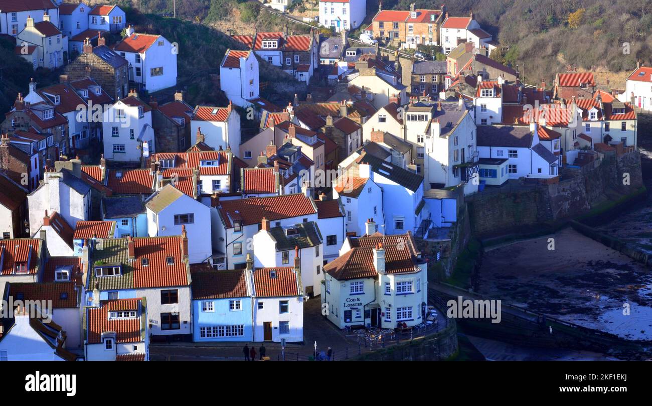 Vista dall'alto dei cottage affollati nello storico villaggio di pescatori di Staithes, North Yorkshire, Regno Unito. Foto Stock