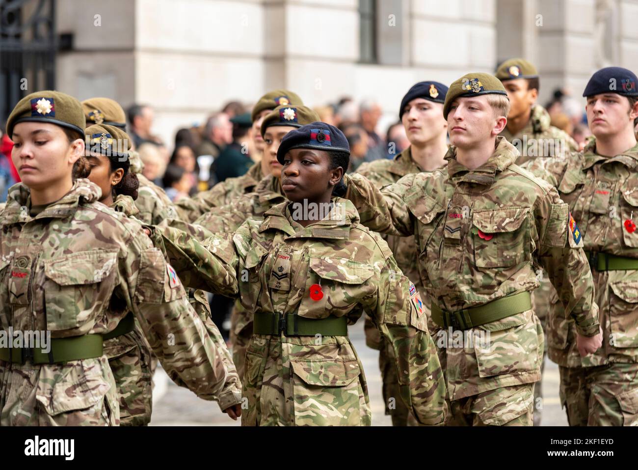 Esercito Cadet Force alla sfilata del Lord Mayor's Show nella City di Londra, Regno Unito. Giovani partecipanti in marcia Foto Stock