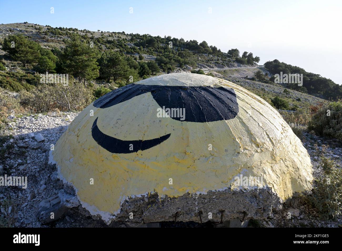 ALBANIA, vecchio bunker, durante il dominio comunista di Enver Hoxha circa  200,000 bunker dove costruito in Albania / ALBANIEN, alte Kriegsbunker,  waehrend der kommunistischen Herrschaft von Enver Hodscha wurden ca.  200,000 Bunker