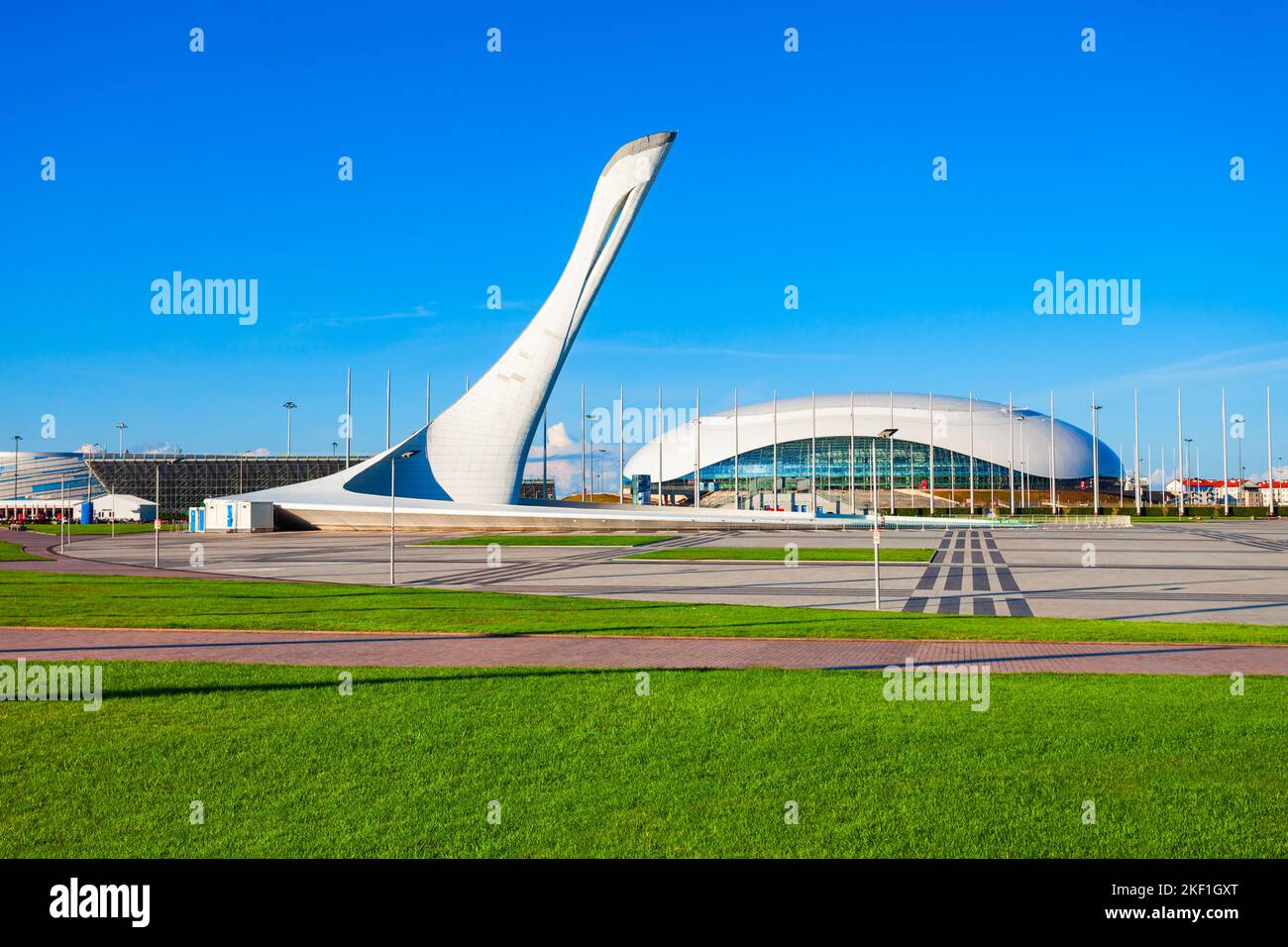 Sochi, Russia - 04 ottobre 2020: Coppa del Firebird fiamma Olimpico e Bolshoy Ice Dome al Parco Olimpico di Sochi, che è stato costruito per l'inverno 2014 Foto Stock