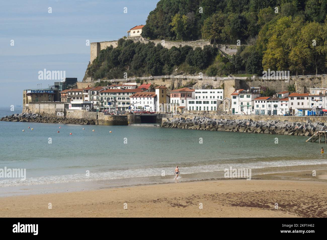 Porto vecchio di Donosti con la sabbia di Playa de la Concha in primo piano Foto Stock