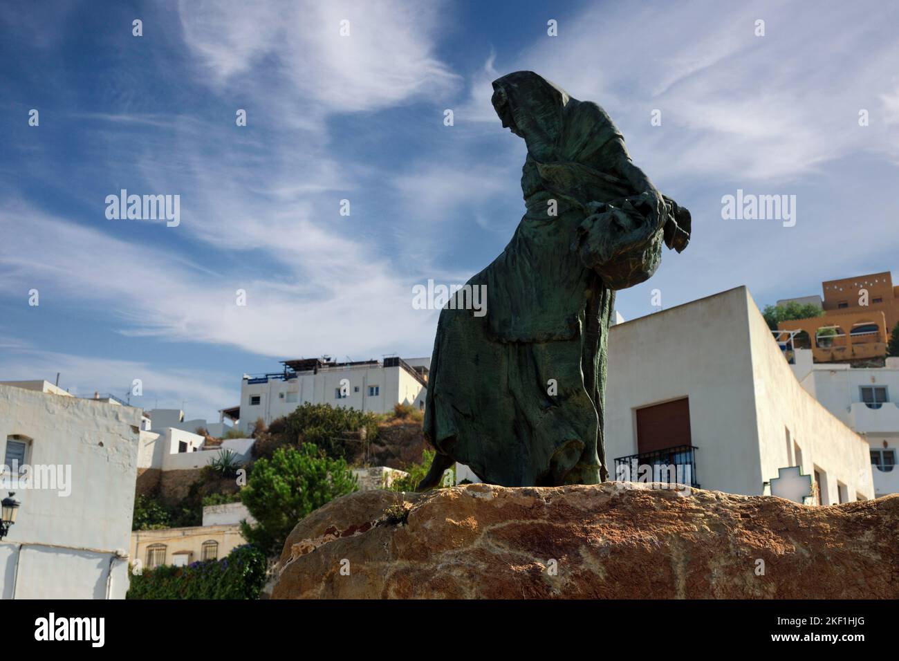 Situato vicino a Plaza Rey Alabez, scultura in bronzo, simboleggia la donna che cambia le scarpe quando entra e lascia il villaggio. Almeria, Spagna. Tra Foto Stock