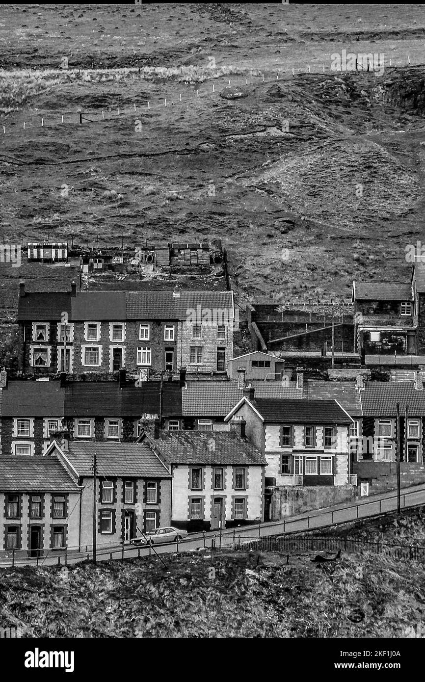 Casa a schiera nella valle di Rhondda Fach nel Galles del Sud, Regno Unito - originariamente abitazione dei minatori. Foto scattata nel 1980. Fotografia in bianco e nero. Foto Stock