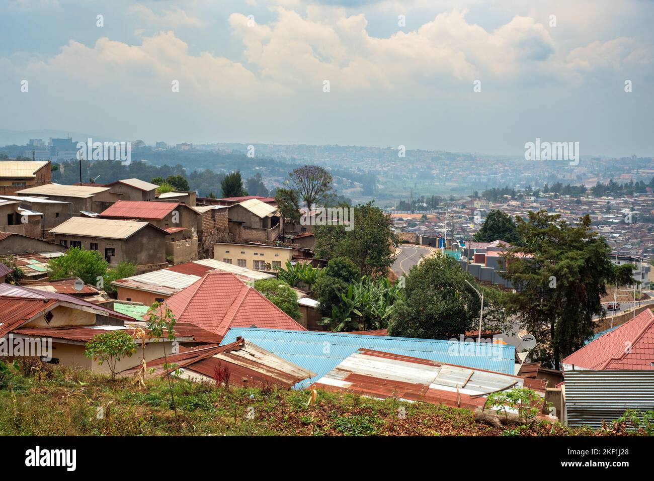 Kigali, Rwanda - 17 2022 agosto: Una vista che guarda fuori sulle case strettamente imballate nel sobborgo di Nyamirambo di Kigali. Foto Stock