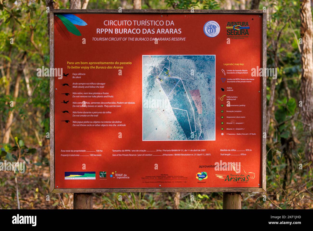 Mappa cartello stradale all'ingresso del Buraco das Araras, una dolina naturale vicino a Jardim, Pantanal meridionale, Mato Grosso do sul, Brasile con macaws Foto Stock