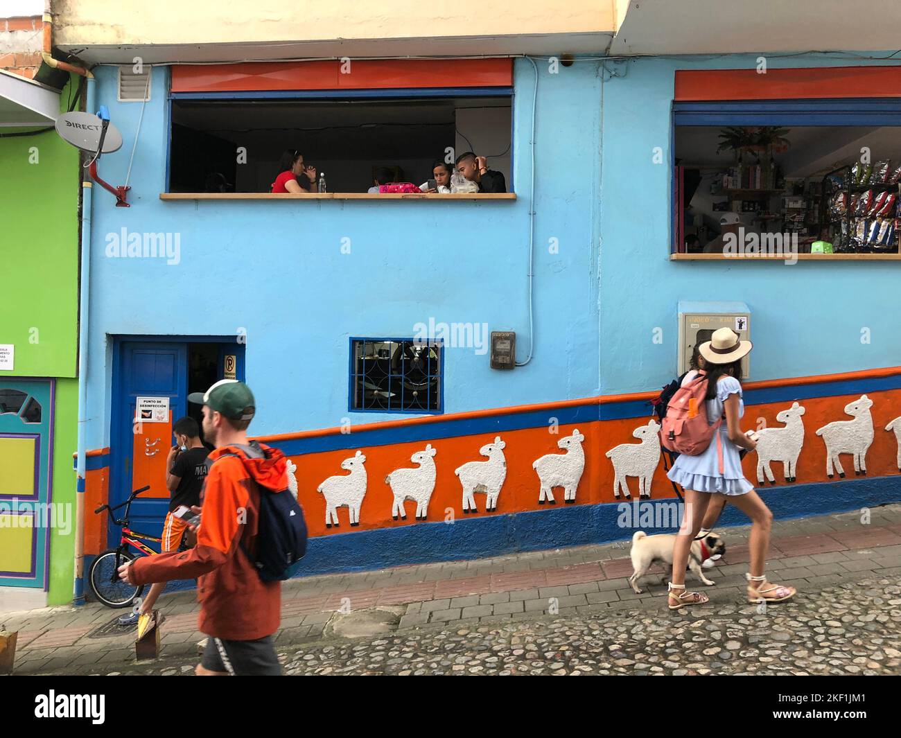 Case colorate nella città di Guatapé, Dipartimento di Antioquia, Colombia, 1 novembre 2021 Foto Stock