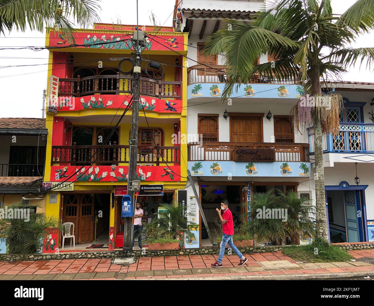 Case colorate nella città di Guatapé, Dipartimento di Antioquia, Colombia, 1 novembre 2021 Foto Stock