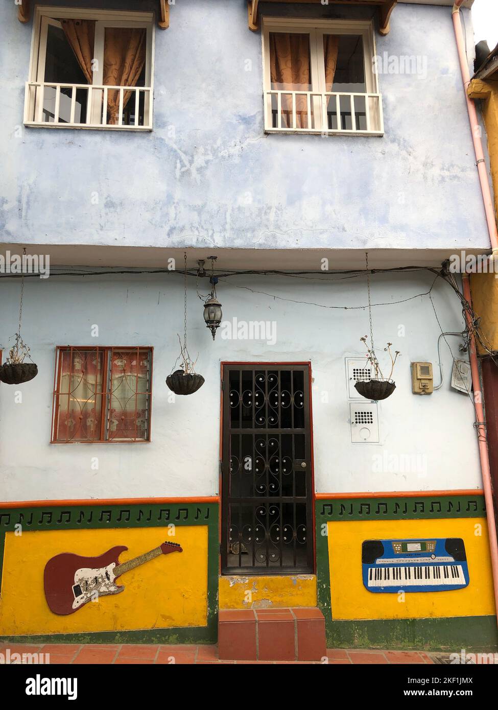 Case colorate nella città di Guatapé, Dipartimento di Antioquia, Colombia, 1 novembre 2021 Foto Stock