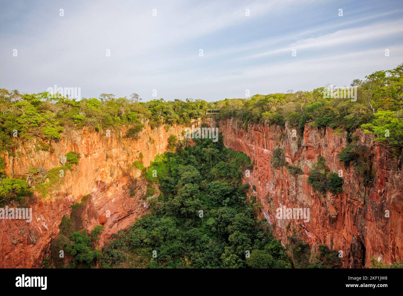 Buraco das Araras Riserva Naturale privata, una grande sinkhole naturale, Jardim, Pantanal meridionale, Mato Grosso do sul, Brasile, alla luce del mattino Foto Stock