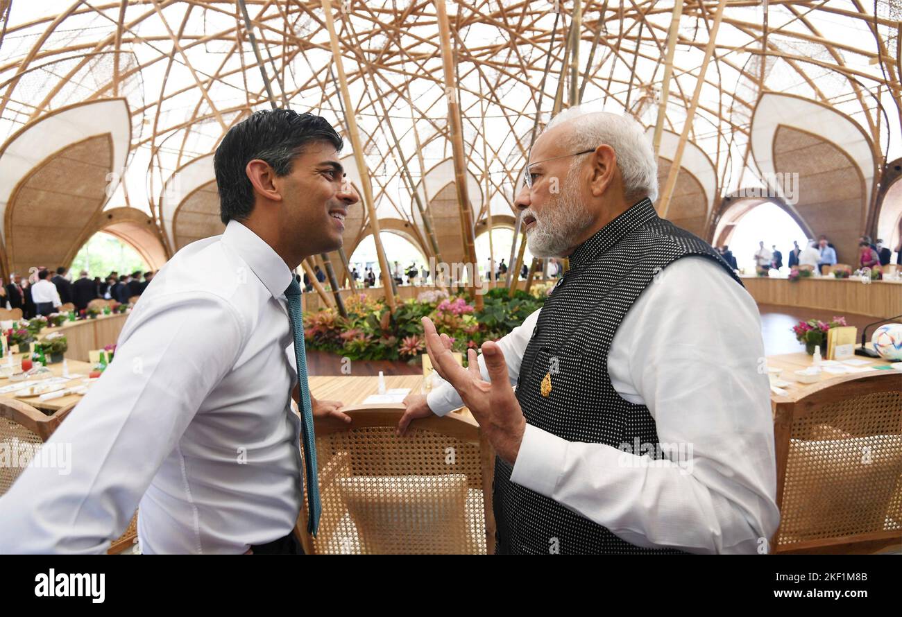 Nusa Dua, indonesiano. 15th Nov 2022. Nusa Dua, indonesiano. 15 Novembre 2022. Il primo ministro indiano Narendra modi, a destra, chiacchiera con il primo ministro britannico Rishi Sunak prima dell'inizio del pranzo dei leader al vertice dei leader del G20, il 15 novembre 2022, a Bali, Indonesia. Credit: Ufficio stampa/PIB Photo/Alamy Live News Foto Stock