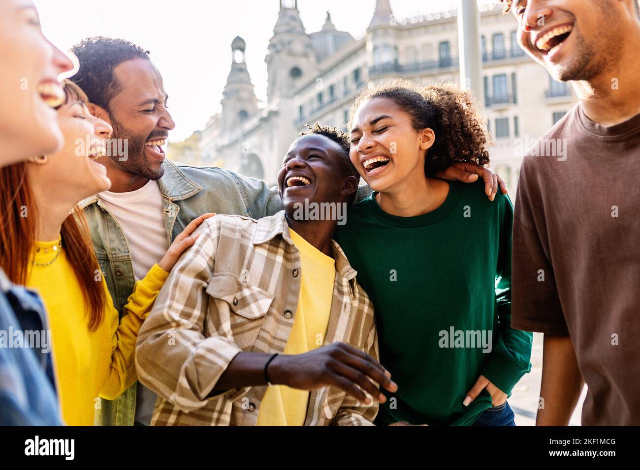 Giovane gruppo di persone felici che si divertono all'aperto Foto Stock