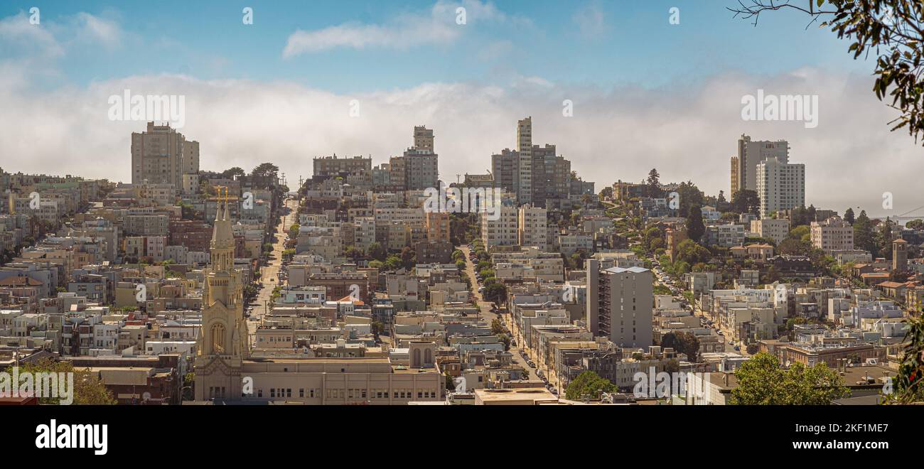 Panorama di San Francisco con la nebbia, dietro gli edifici, sulla strada, San Francisco, California, Stati Uniti d'America. Foto Stock
