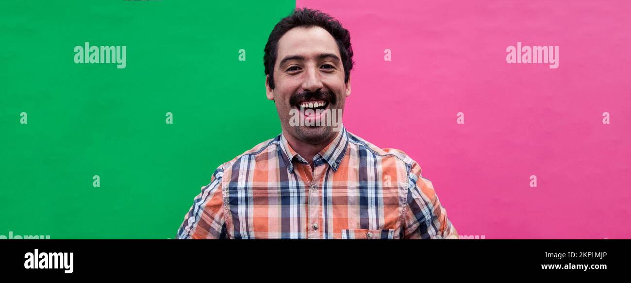 ritratto di uomo divertente con baffi Foto Stock