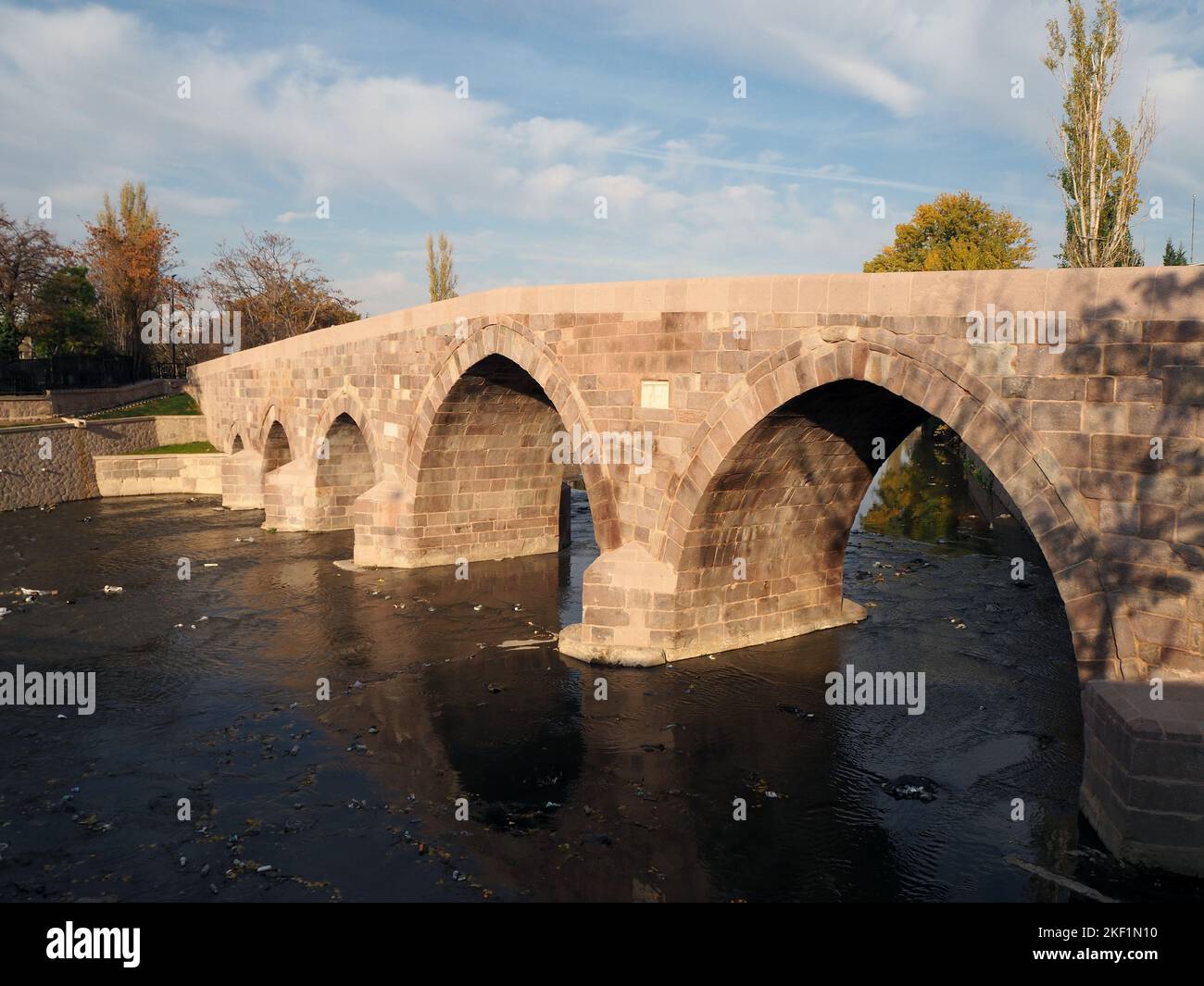 La storica Akköprü (Ponte Bianco) fu costruita durante il regno dei Selgiuchi nel 12-13th° secolo ad Ankara, Türkiye . Foto Stock