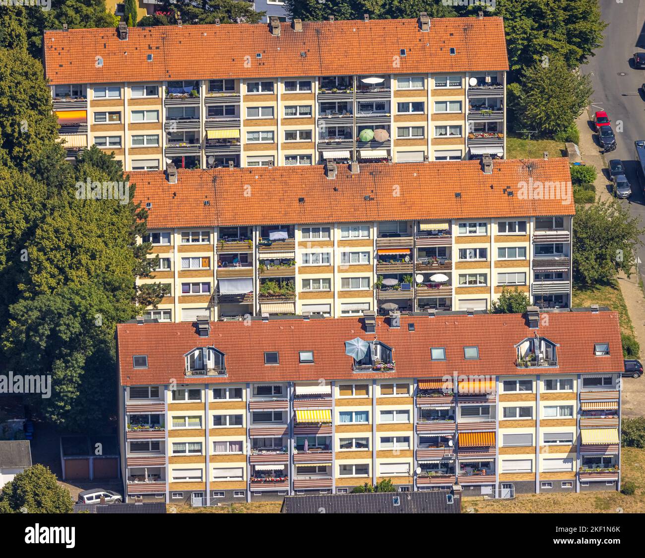 Vista aerea, case appartamento case a schiera, tetti rossi, balconi, ombrelloni, tende, Terrazza sul tetto, Rauendahlstraße, Baak, Hattingen, zona della Ruhr, Nord R. Foto Stock