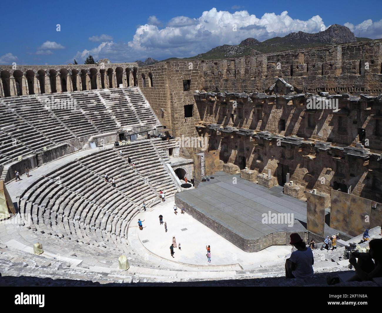 Antico anfiteatro nella città antica di Aspendos. Aksu, Antalya Türkiye - Agosto 2022 Foto Stock
