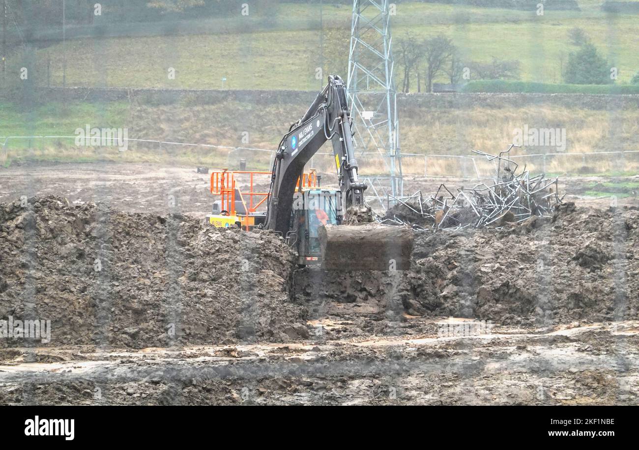 Un scavatore della terra al lavoro che prepara un luogo per la costruzione della casa in New Mills, Derbyshire Foto Stock