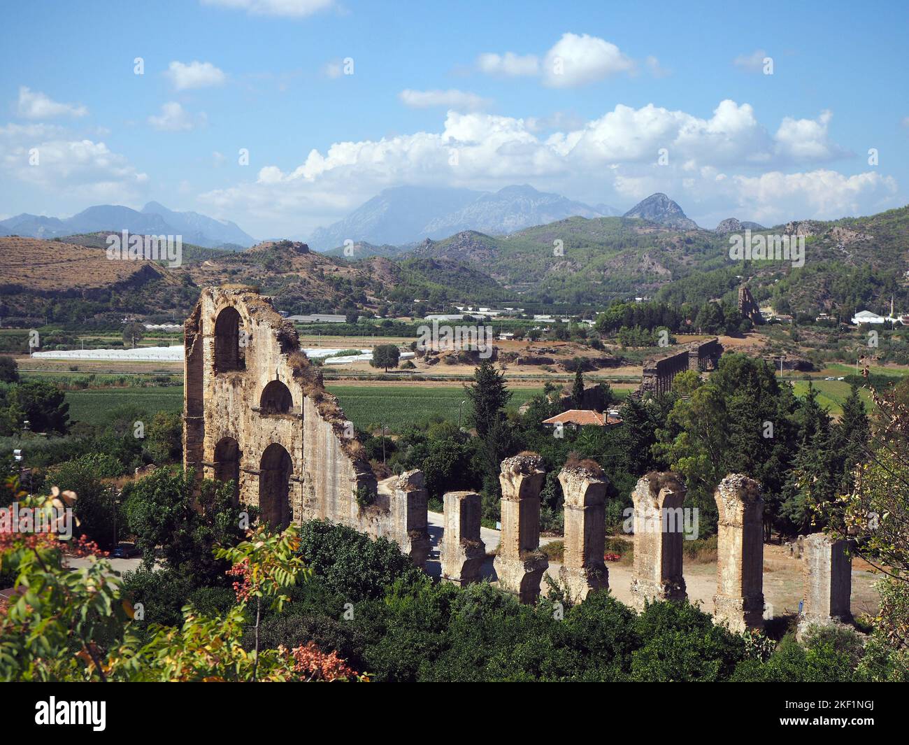 Rovine dell'acquedotto della città antica di Aspendos ad Antalya, Türkiye. Trasportava acqua dalle montagne alla città. Foto Stock