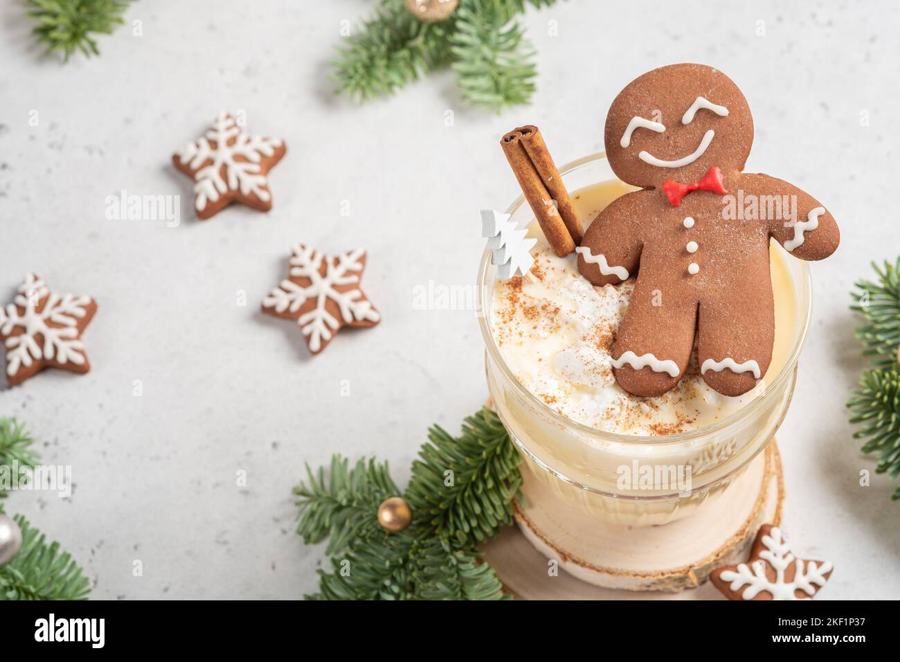Biscotto uomo di pan di zenzero in un cocktail di Natale Foto Stock