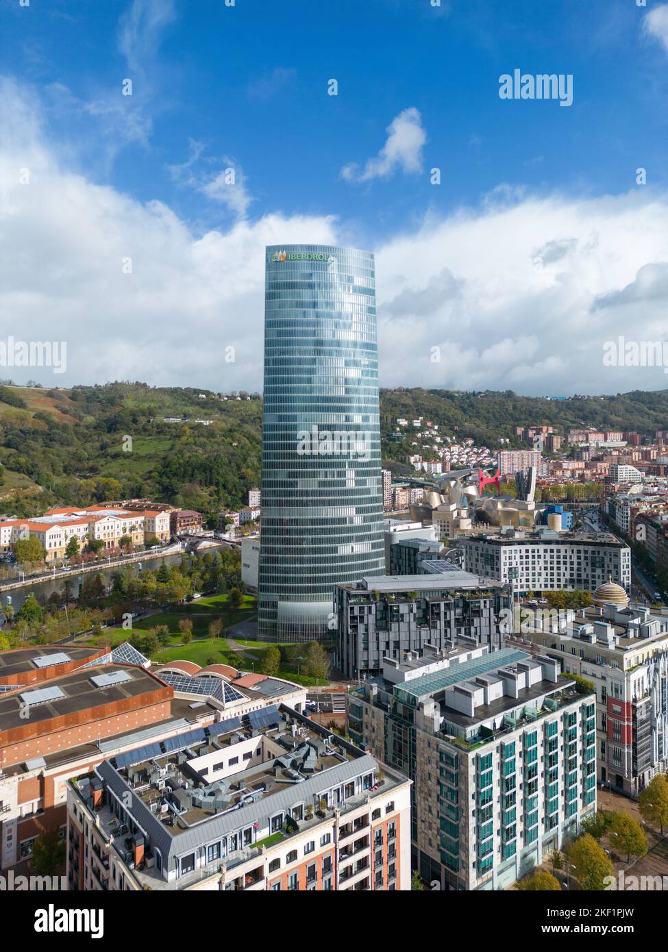 Una vista aerea della città di Bilbao circondata da edifici Foto Stock