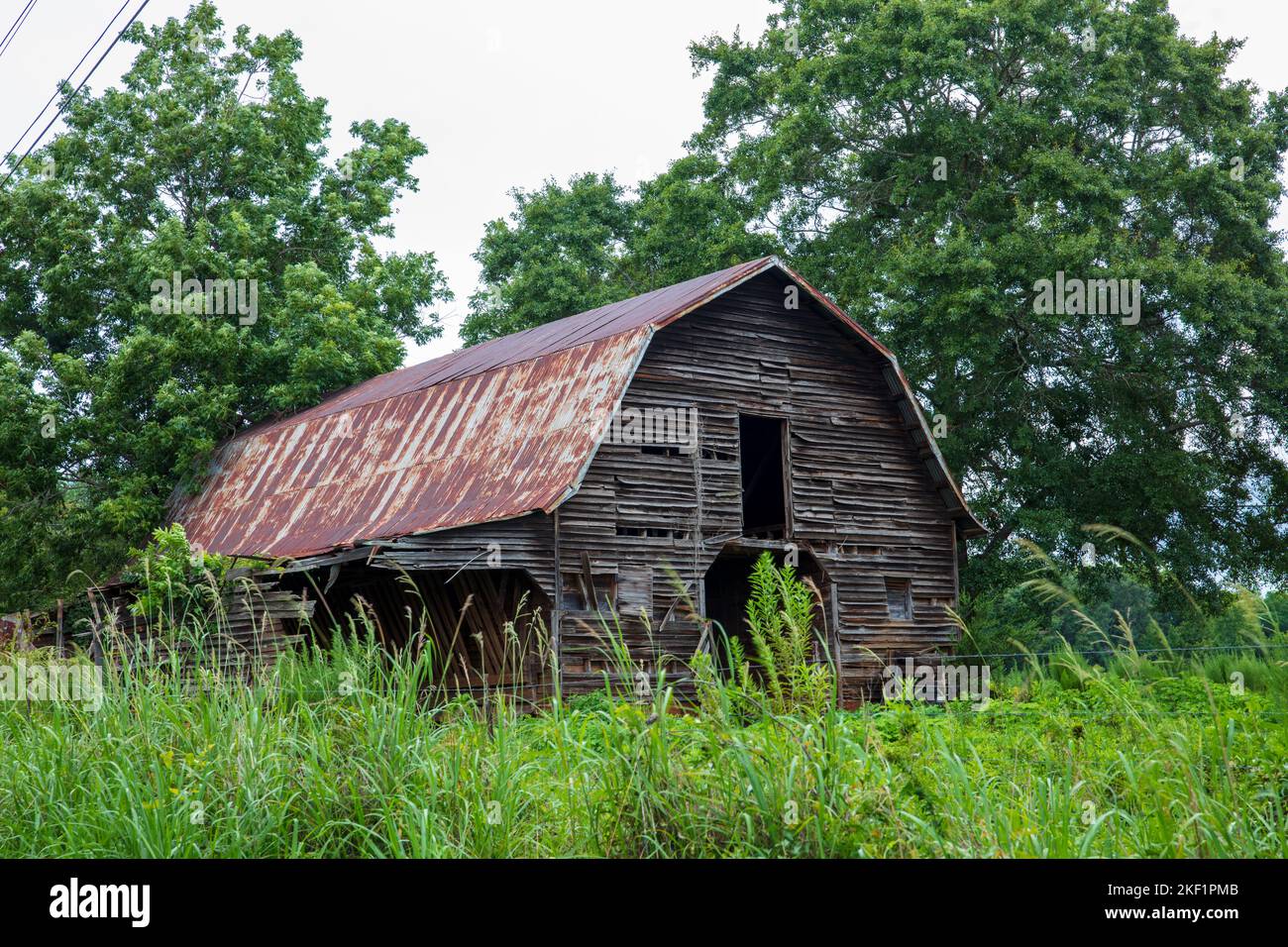 bel vecchio fienile in campagna in un giorno d'estate Foto Stock