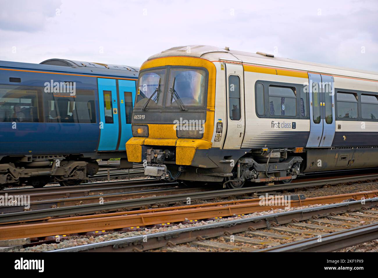 Un treno elettrico multiplo classe 465 sudorientale passa per un'unità elettrica multiplo classe BR 375 a Tonbridge, Kent, Regno Unito Foto Stock