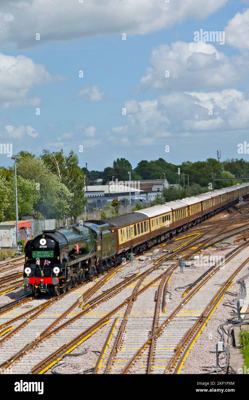 Locomotiva a vapore n. 35028 'Clan Line' che si avvicina alla stazione di Tonbridge con il prestigioso treno Belmond British Pullman Foto Stock