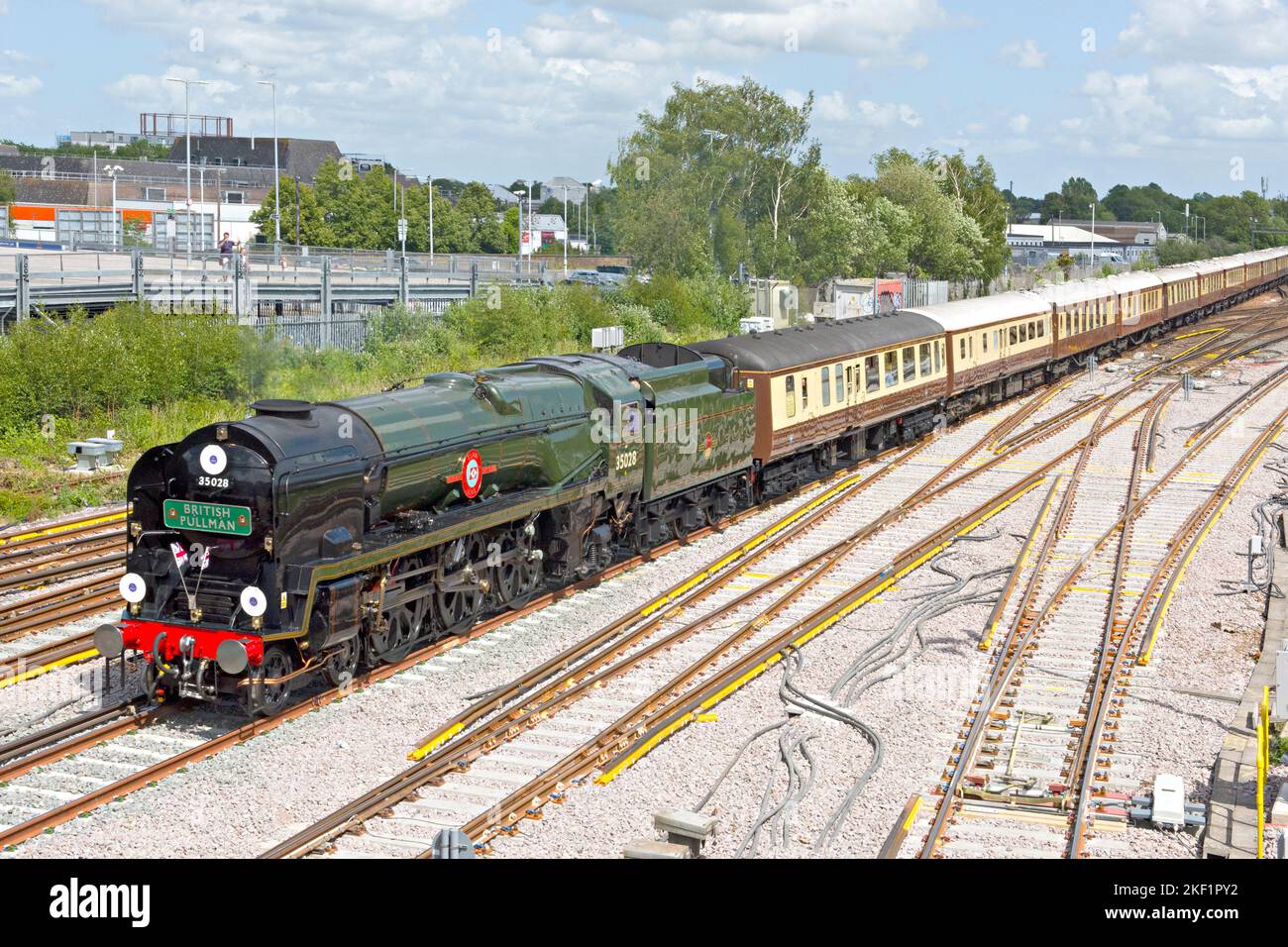 Locomotiva a vapore n. 35028 'Clan Line' che si avvicina alla stazione di Tonbridge con il prestigioso treno Belmond British Pullman Foto Stock