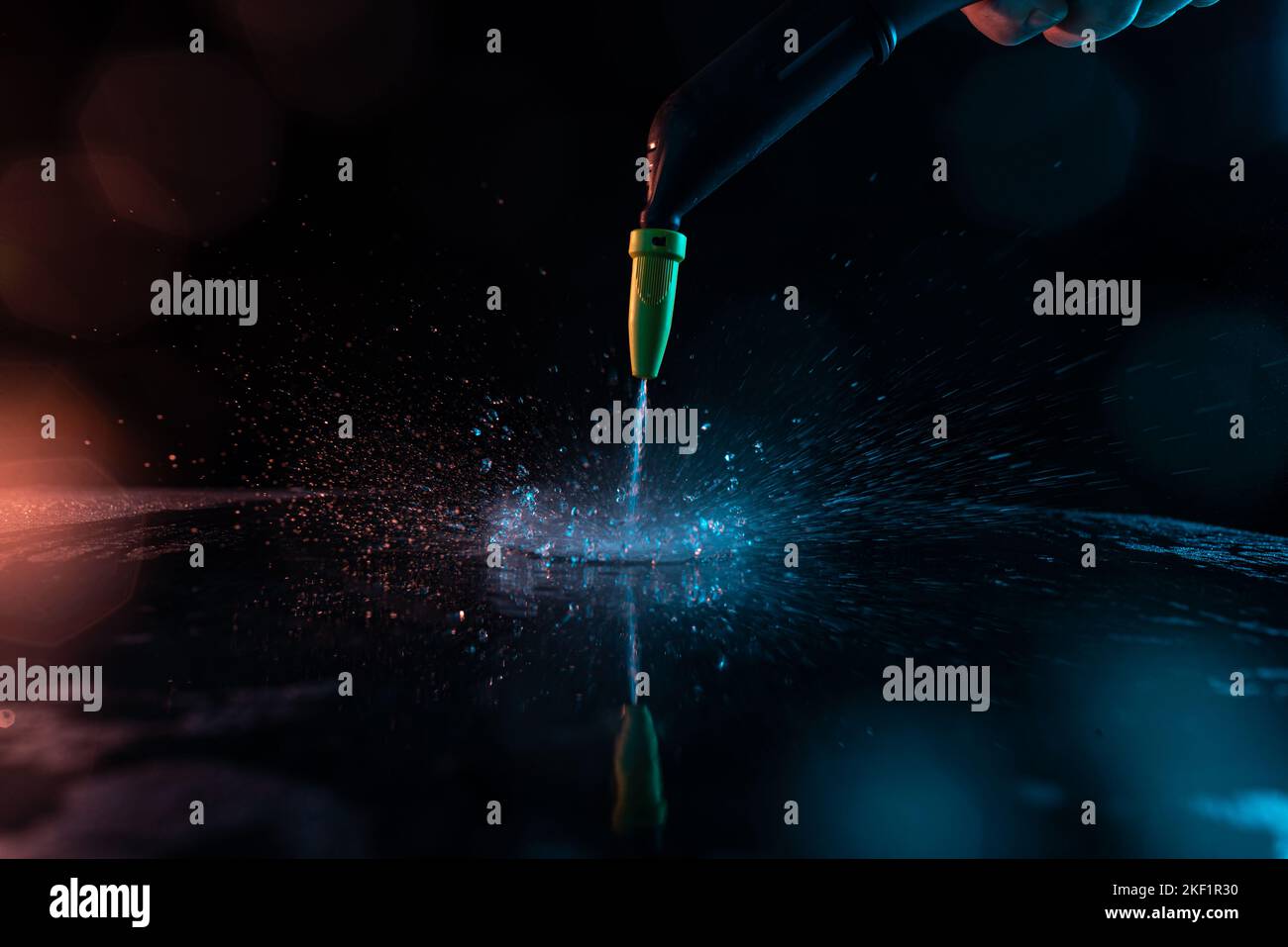 Acqua di vapore auto pulita. Dettaglio auto con vapore. Foto Stock