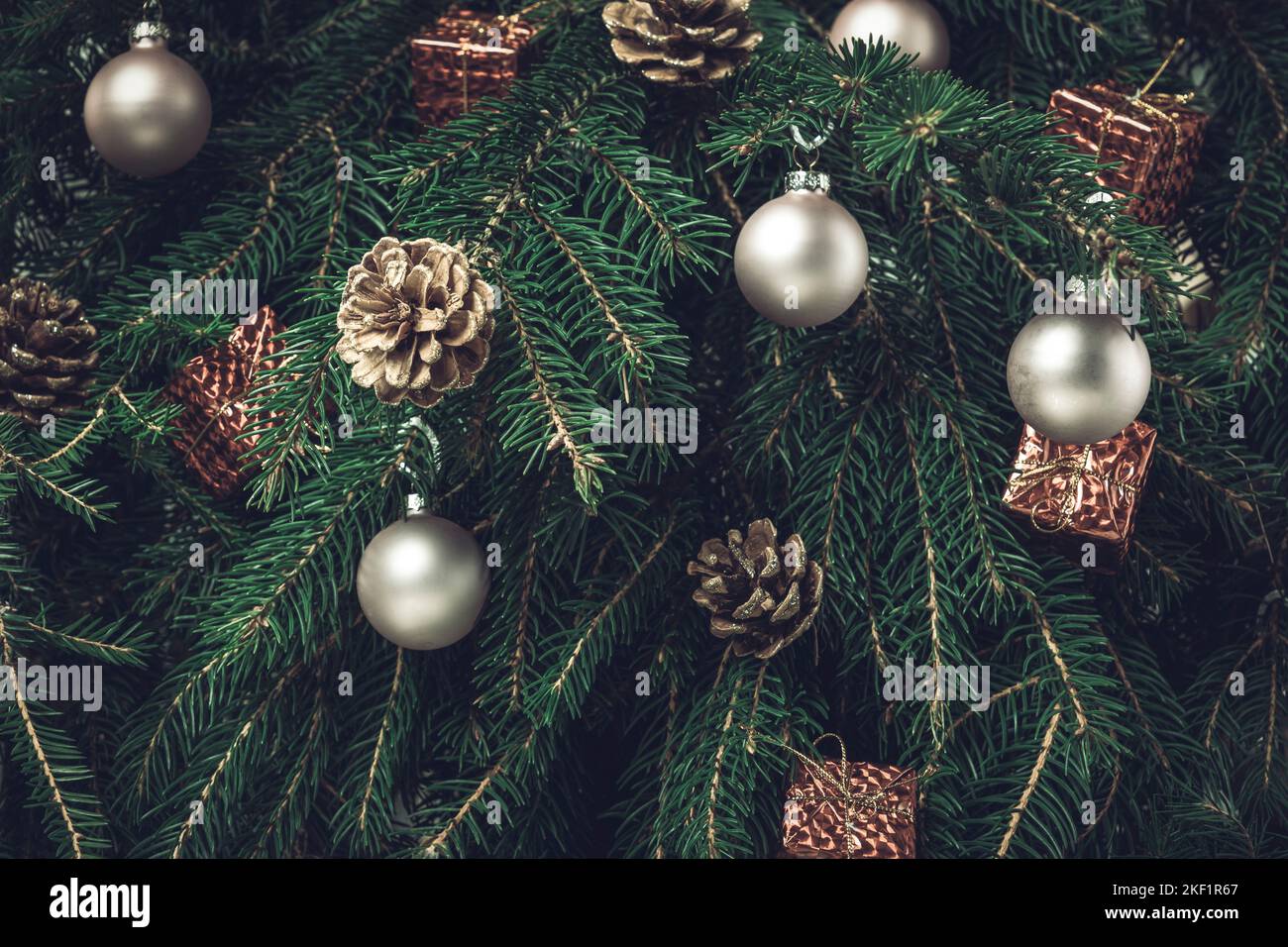 Albero di Natale con carta da parati palline di Natale. Albero di Natale come sfondo Foto Stock