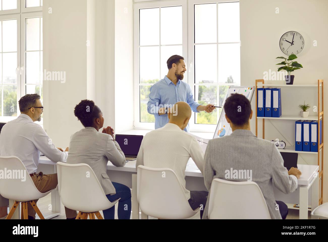 Lo specialista analizza le condizioni finanziarie dell'azienda. La scheda contiene grafici e statistiche sulle vendite. Foto Stock