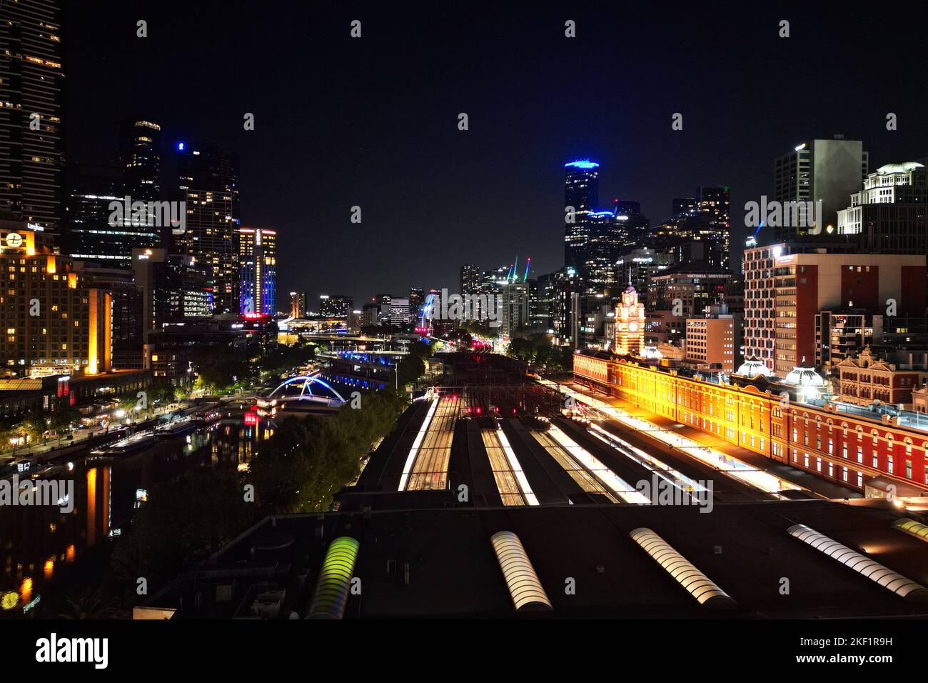 Vista aerea della stazione ferroviaria di Flinders Street di notte, Melbourne, Australia Foto Stock