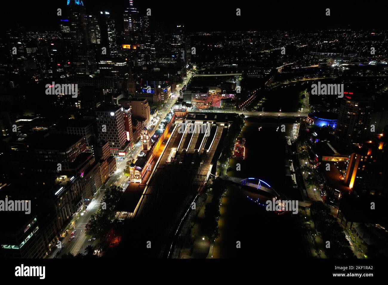 Vista aerea della stazione ferroviaria di Flinders Street di notte, Melbourne, Australia Foto Stock