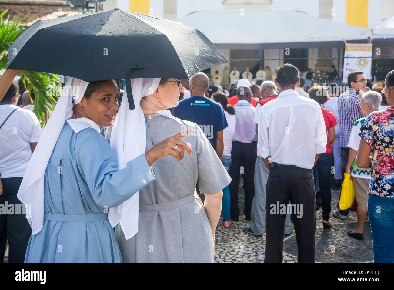 Salvador, Bahia, Brasile - 26 maggio 2016: Suore e cattolici partecipano alla messa del Corpus Cristo nella città di Salvador, Bahia. Foto Stock