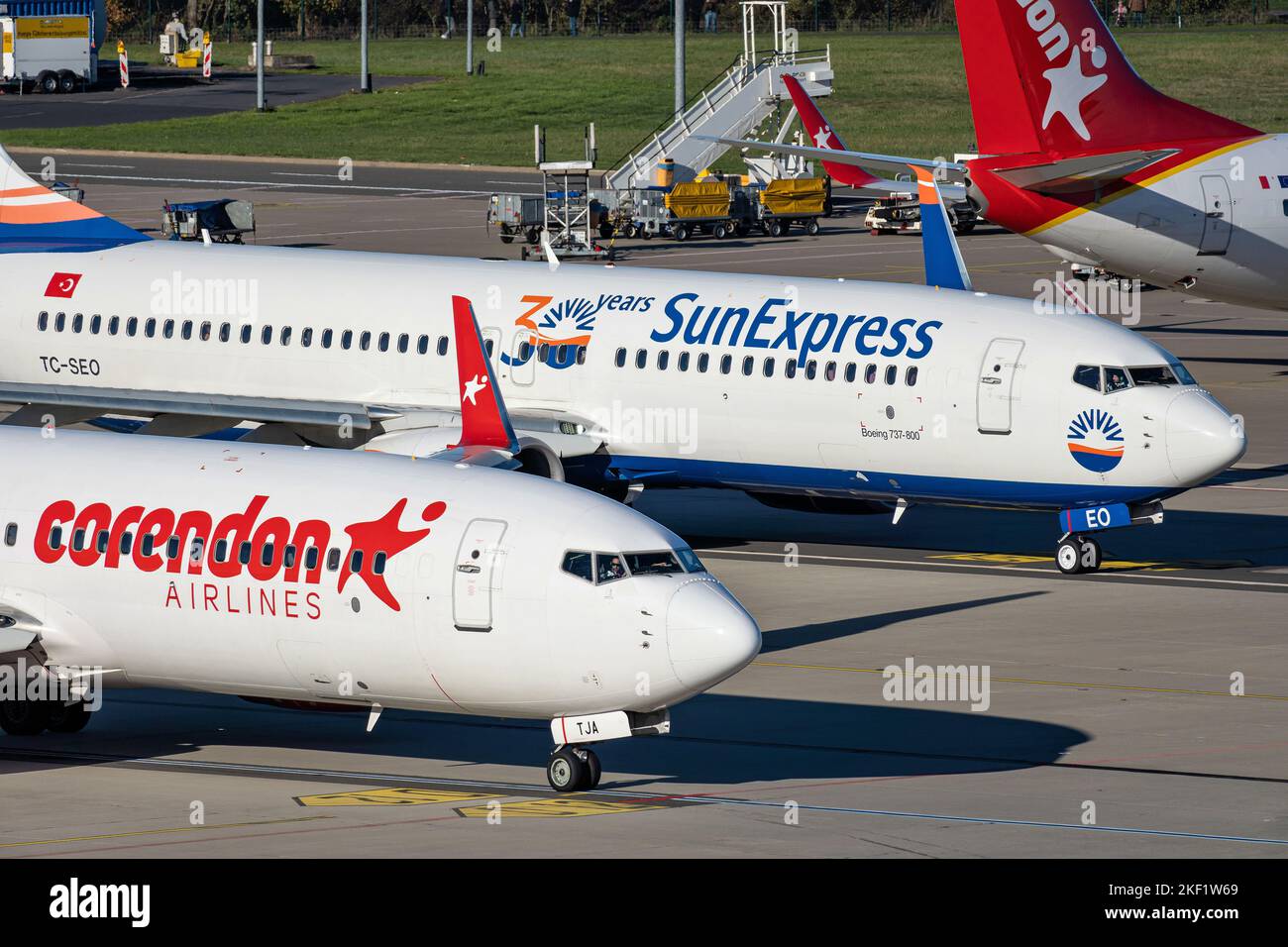 Corendon e SunExpress Boeing 737-800 all'aeroporto di Colonia/Bonn Foto Stock