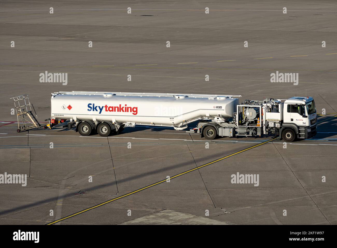 Camion cisterna Skytanking MAN TGS Fuel Services all'aeroporto di Colonia/Bonn Foto Stock