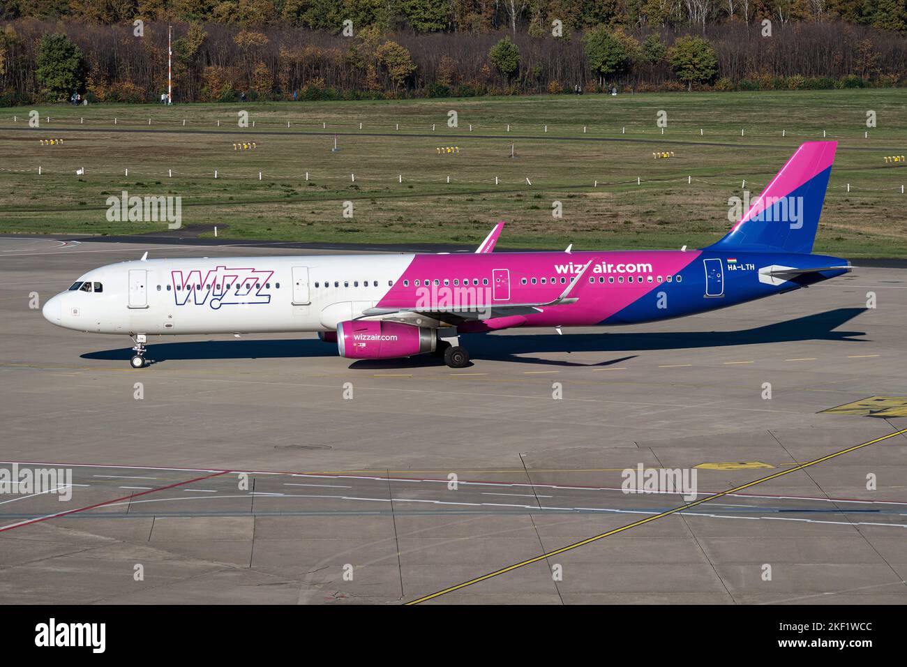 Hungarian Wizz Air Airbus A321-200 con registrazione ha-LTH all'aeroporto di Colonia-Bonn Foto Stock