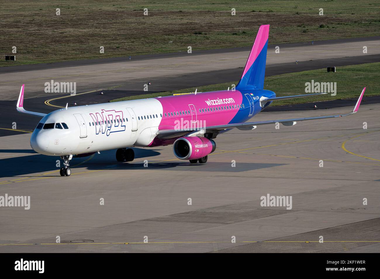 Hungarian Wizz Air Airbus A321-200 con registrazione ha-LTH all'aeroporto di Colonia-Bonn Foto Stock