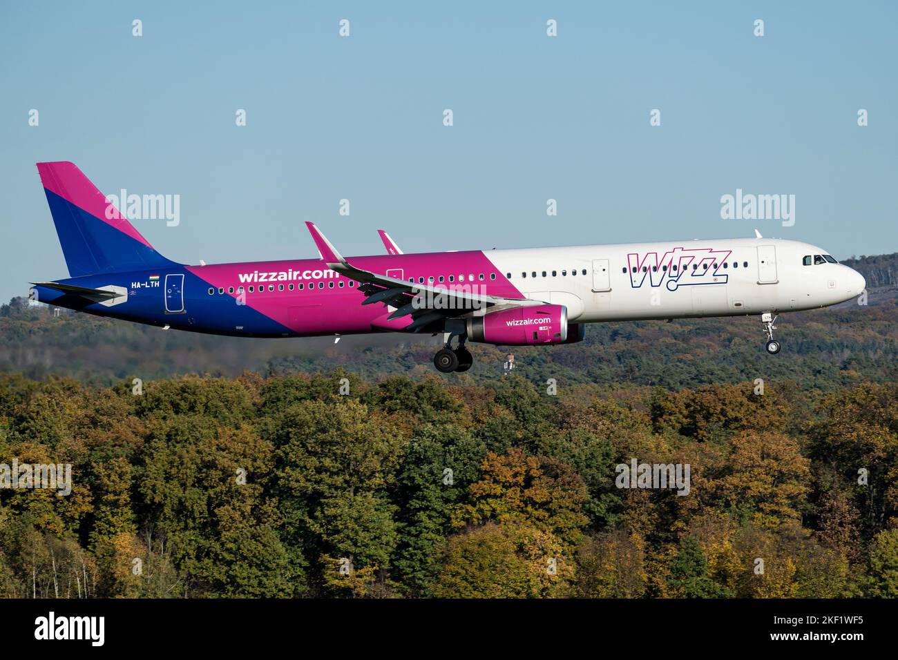 Hungarian Wizz Air Airbus A321-200 con registrazione ha-LTH in finale per la pista 14L dell'aeroporto di Colonia/Bonn Foto Stock