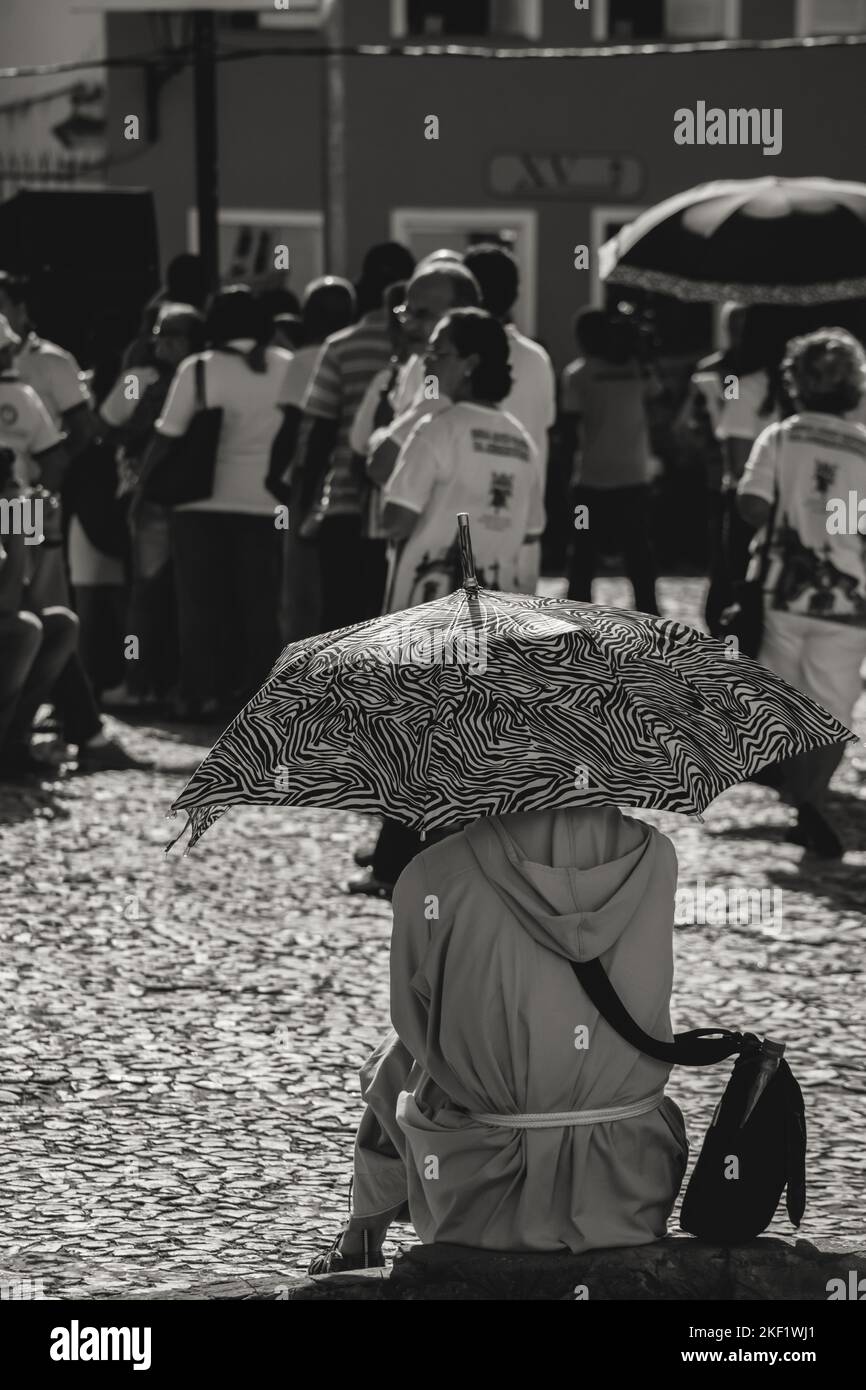 Salvador, Bahia, Brasile - 26 maggio 2016: Un frate cattolico è seduto sulla strada durante la messa di Cristo corpus, nella città di Salvador, Brasile. Foto Stock