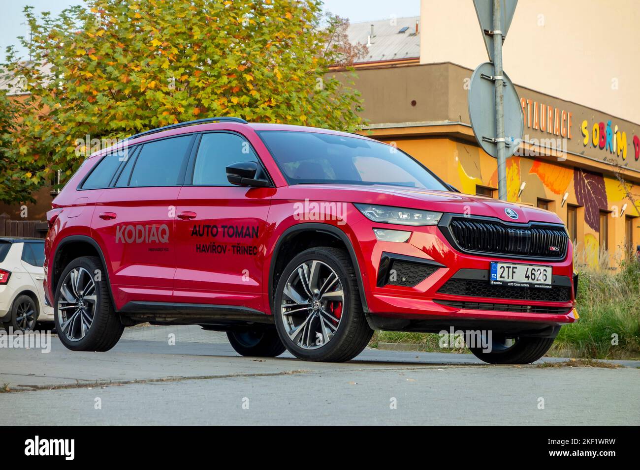 HAVIROV, REPUBBLICA CECA - 13 OTTOBRE 2022: Skoda Kodiaq RS SUV presentato presso la concessionaria con colore rosso brillante Foto Stock