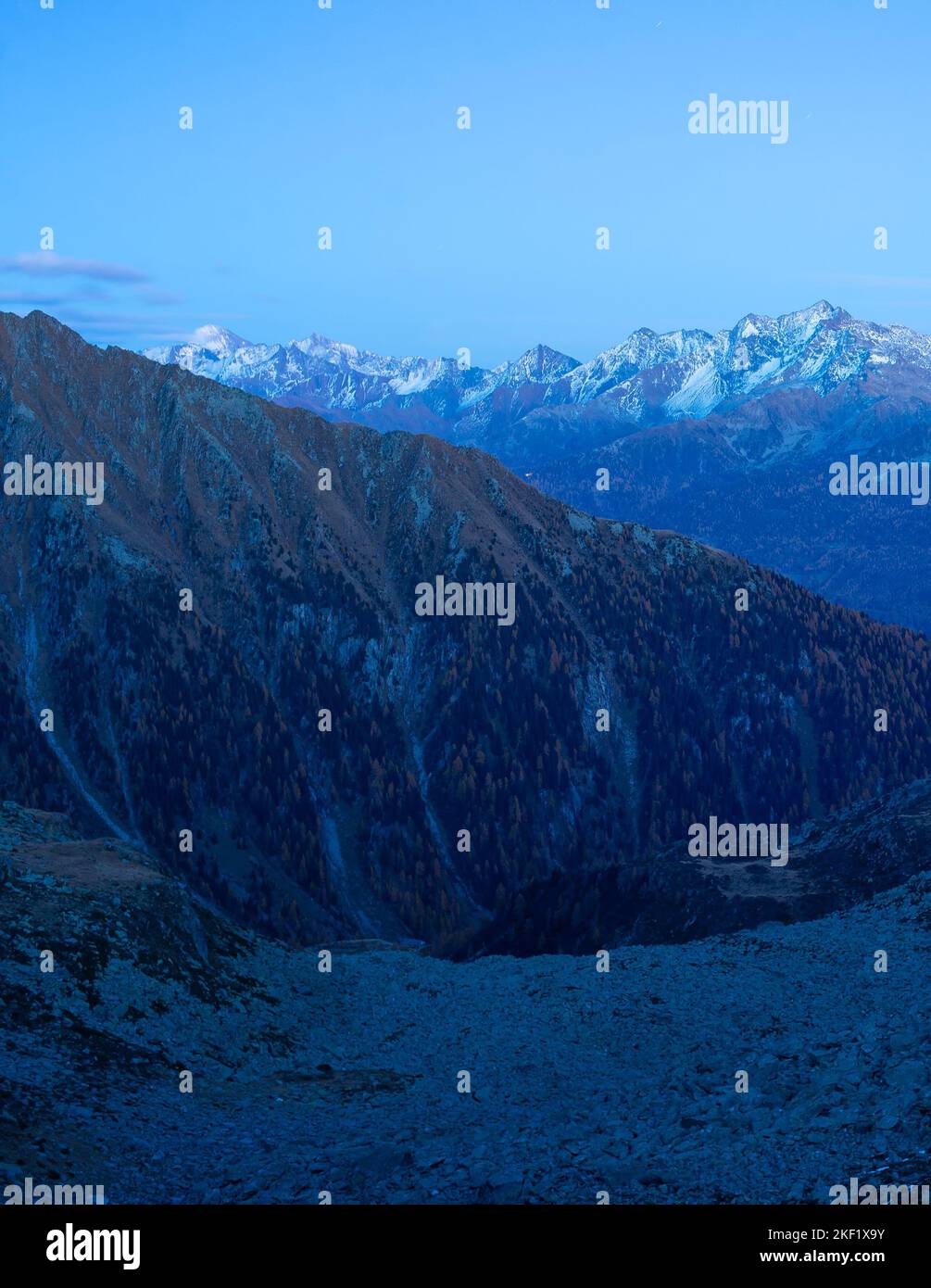 Paesaggio delle Alpi al tramonto con cime innevate sullo sfondo, l'Austria Foto Stock