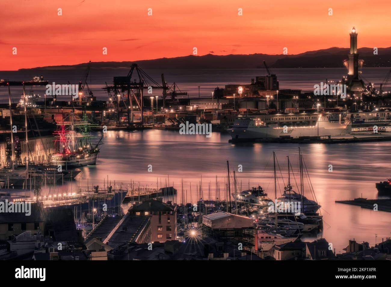 Porto di Genova. FotoPorto di Genova di alta qualità con vista notturna ormeggiato nave scuola italiana Amerigo Vespucci Foto Stock