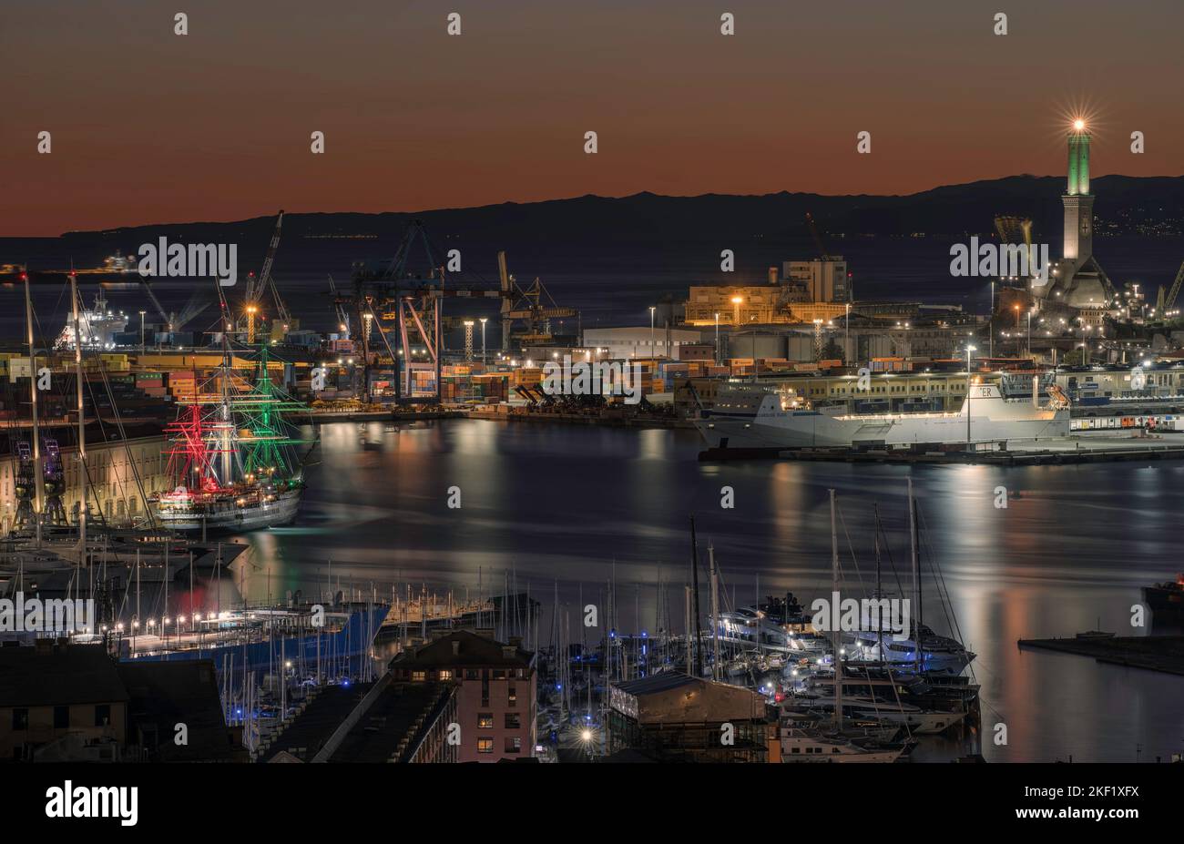 Porto di Genova. FotoPorto di Genova di alta qualità con vista notturna ormeggiato nave scuola italiana Amerigo Vespucci Foto Stock