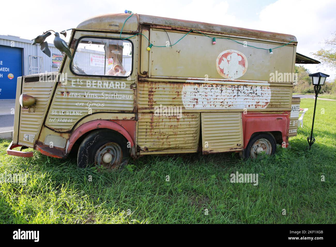 Un vecchio classico pulmino Citreon Type H utilizzato come esposizione in un negozio di brocante, le Blanc, Indre, Francia Foto Stock