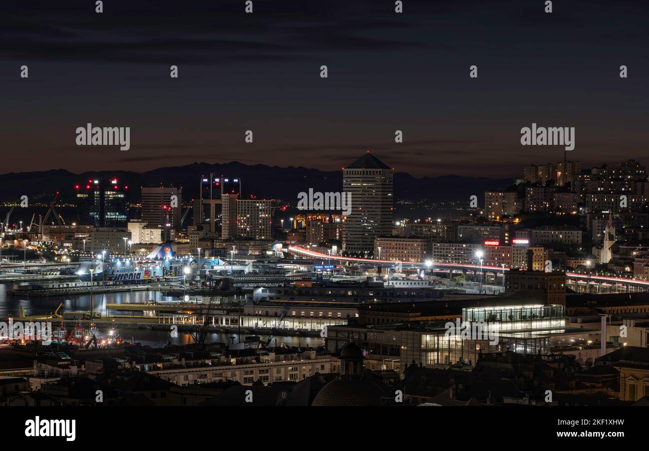 Porto di Genova. FotoPorto di Genova di alta qualità con vista notturna ormeggiato nave scuola italiana Amerigo Vespucci Foto Stock