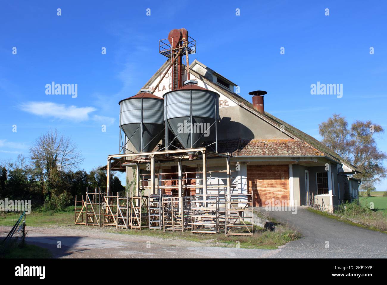 Silos tradizionali di stoccaggio industriale situato qui a Donzy nella regione Nièvre della Francia rurale. Foto Stock